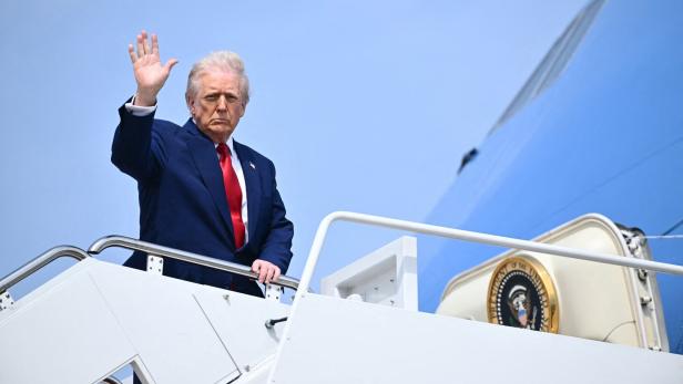US-POLITICS-TRUMP Trump schreckt Touristen aus Europa ab: "Er hat das Image der USA zerstört"