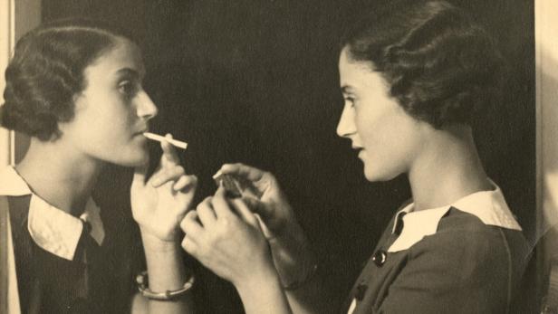 Kurt Bardos fotografierte leidenschaftlich: hier ein Doppelporträt seiner Schwester Ilse (aus 1935)