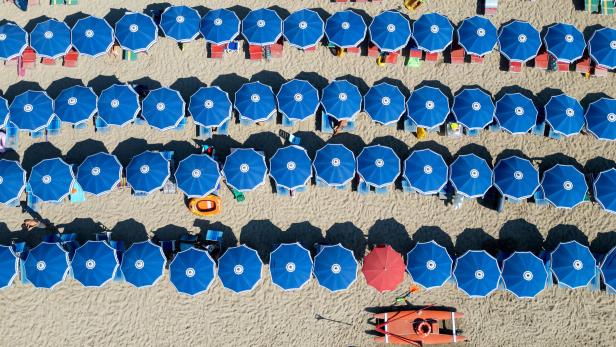 FILE PHOTO: A drone view shows a beach in Santa Marinella Strandzugang nur mehr per App: Italien wehrt sich gegen Massentourismus