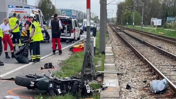 46-214523574 Bezirk Mödling: Motorradlenker bei Verkehrsunfall auf B17 getötet
