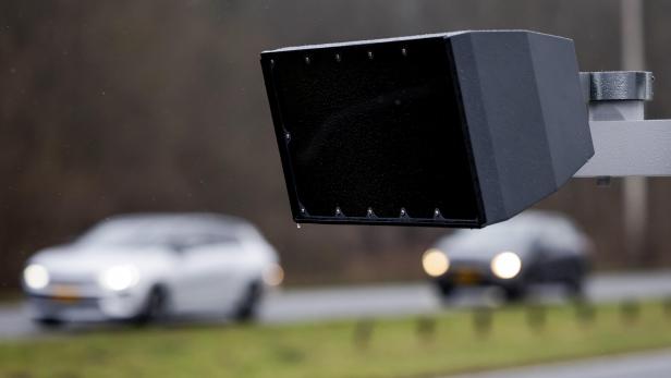 Netherlands installs first speed camera to detect smartphone use behind the wheel Niederlande machen Rückzieher bei Tempolimit