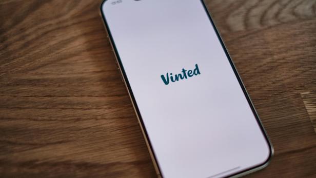 Vinted Betrugsmasche: E-Mail-Adresse nicht hergeben Vinted: Startbildschirm der App Vinted mit dem blauen Logo