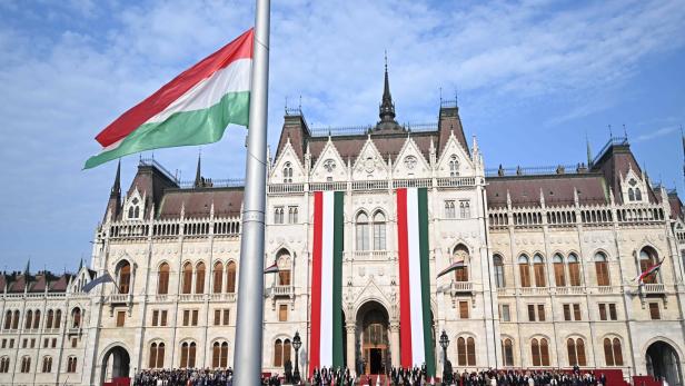 HUNGARY-POLITICS-NATIONAL HOLIDAY-PARADE Ungarische Flagge vor dem ungarischen Parlament