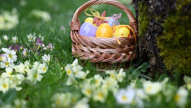 ++ THEMENBILD ++ "OSTERN / OSTERFEST / OSTEREIER / OSTERNEST / EIER / BRAUCHTUM / CHRISTENTUM / RELIGION / KIRCHLICHER FEIERTAG" Die Österreicher schenken zu Ostern gerne Süßigkeiten, Spielwaren aber auch Fahrräder.