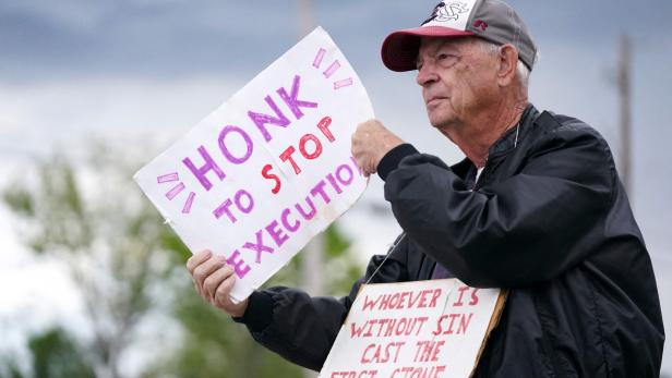 US-SOUTH-CAROLINA-INMATE-MIKAL-MAHDI-FACES-EXECUTION-BY-FIRING-S Ein Demonstrant hält ein Schild mit der Aufschrift "Honk to stop execution" hoch