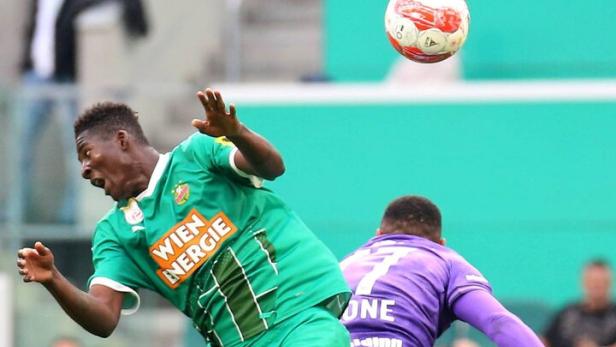 Ange Ahoussou (li.) bei seinem Startelf-Debüt für Rapid im Derby 