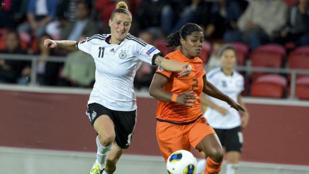 epa03784610 Germany&#039;s Anja Mittag, (L), fights for the ball with Netherlands&#039; Dyanne Bito during the UEFA Women&#039;s EURO 2013 soccer match between Germany and the Netherlands in Vaxjo, Sweden, 11 July 2013. EPA/MIKAEL FRITZON SWEDEN OUT