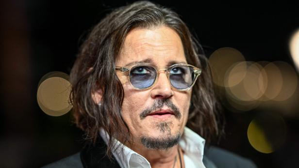 Porträt von Johnny Depp mit getönter Brille.