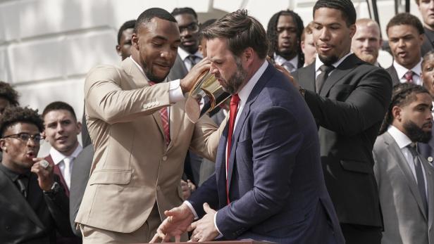 US President Donald J. Trump greets the 2025 College Football National Champion The Ohio State University Buckeyes football team Schrecksekunde: JD Vance zerbricht Trophäe vor Weißem Haus