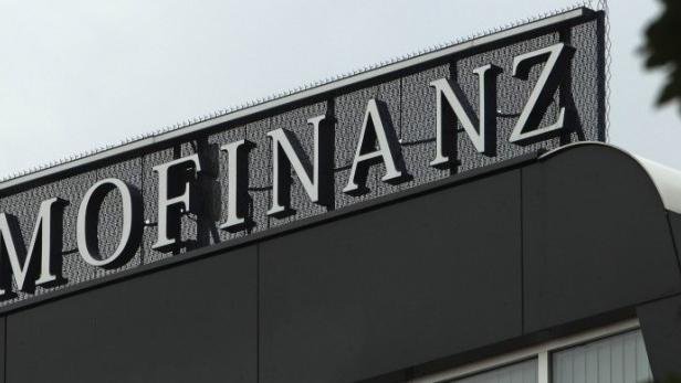 The logo of Austrian real estate group Immofinanz is pictured on top of the company&#039;s headquarters building in Vienna August 13, 2010. Immofinanz is to get 55 million of its own shares under revised terms of a previously agreed settlement, meaning the stock will not be sold on the market and boosting its price. REUTERS/Heinz-Peter Bader (AUSTRIA - Tags: BUSINESS)