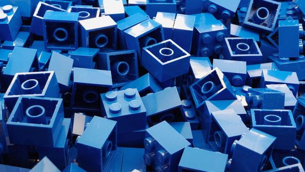 Schmerzen und Druck: Mann (30) findet Legostein in seinem Ohr Blaue Legosteine auf einem Haufen