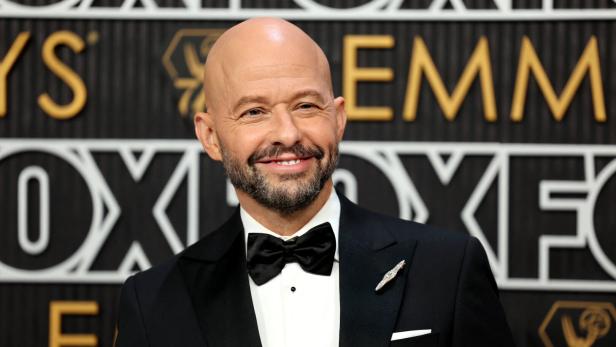 75th Primetime Emmy Awards in Los Angeles 2003 bis 2015 spielte Jon Cryer in der Sitcom "Two and a Half Men" (läuft z. B. auf Puls4)