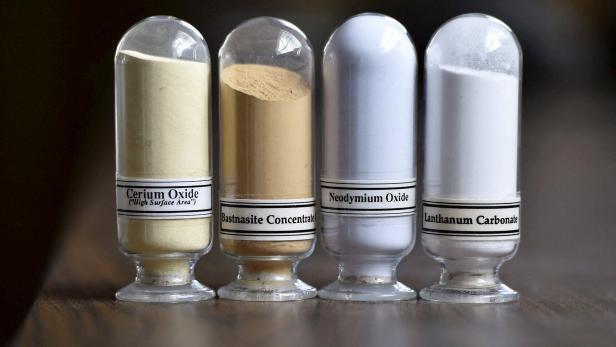 FILE PHOTO: Samples of rare earth minerals, Cerium oxide, Bastnasite, Neodymium oxide and Lanthanum carbonate are on display during a tour of Molycorp's Mountain Pass Rare Earth facility in Mountain Pass, California Kampf um seltene Erden: NÖ setzt auf innovative Recycling-Technologie