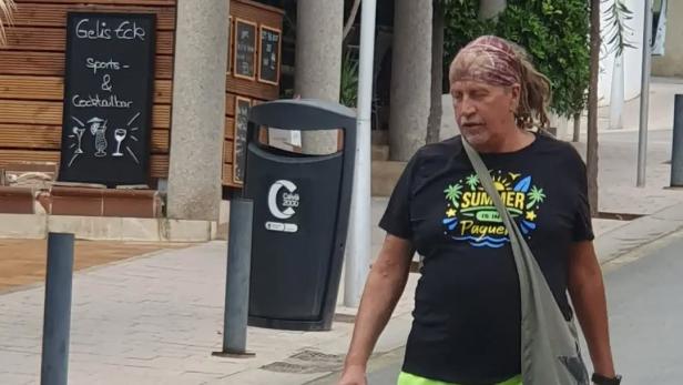 "Goodbye Deutschland": Auswanderer Thommy Schmelz geht mit seinem Hund spazieren