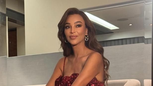 Ohne Make-up: Verona Pooth (56) zeigt sich ungeschminkt Verona Pooth posiert im roten Glitzerkleid für ein Foto