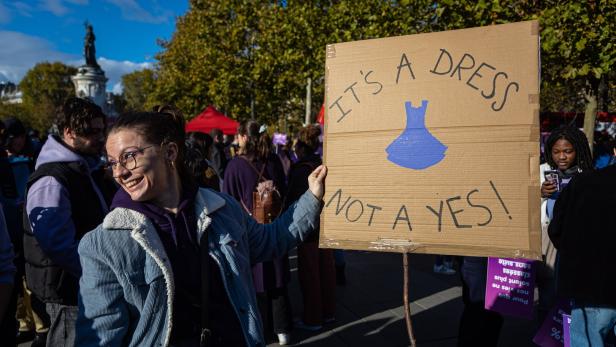 Women protest against sexual violence in Paris Frauen protestieren