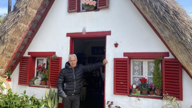 Manuel vor seinem dreieckigen Haus in Santana, Madeira