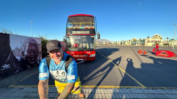 46-214570835 Eine Reise mit dem Bus: Franz Müllner