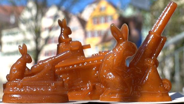 Braune Zuckerhasen auf einem Panzer und mit Kanonen