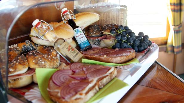 Ein Tablett mit verschiedenen Speisen auf einem Tisch, bereit zum Servieren.