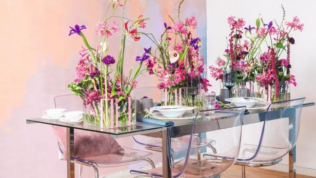 Blumenzauber: Wie man jeden Tisch festlich dekorieren kann