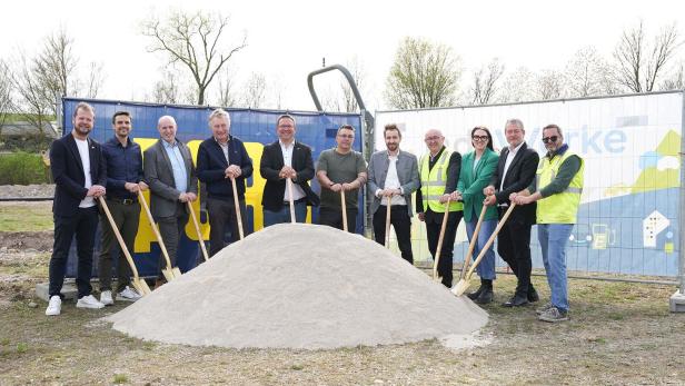  Spatenstich für die E-Tankstelle mit Vertretern der Stadt Amstetten, den Stadtwerken und ihren Partnern