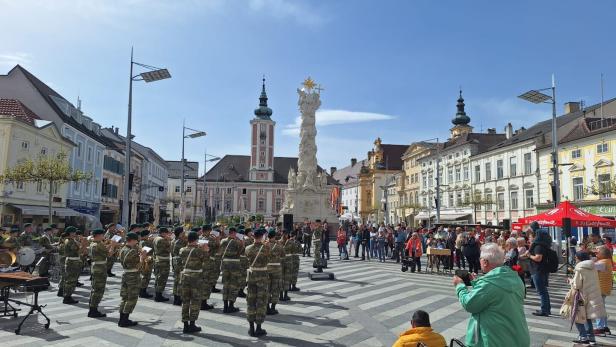 46-214585047 Klangvolles Schauspiel der Militärmusiker am Rathausplatz für einen guten Zweck