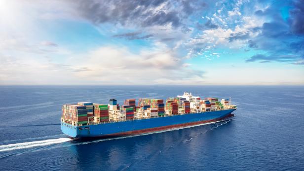 Ein Logistikschiff auf offener See. 
