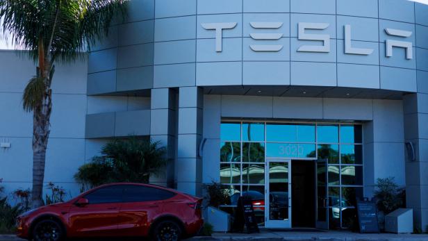 Kilometerzähler manipuliert? Klage gegen Tesla