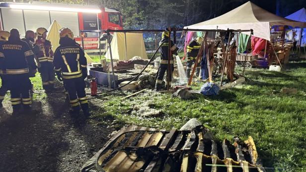 46-214605638 Großes Personenzelt in der Lagermitte brannte völlig nieder