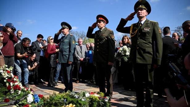 Russische und belarussische Oberste salutierten vor den Gräbern der Gefallenen in Seelow. Eingeladen waren sie nicht  