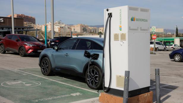 An electric vehicle is plugged into an Iberdrola charging station in Malaga Geleaste E-Autos für alle? Spanien plant die Transport-Revolution