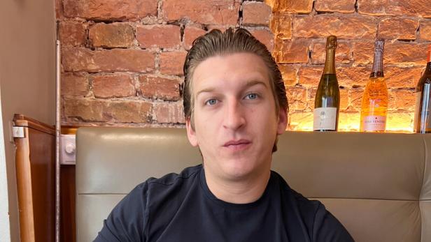 Ein Mann isst ein Dessert in einem Restaurant.