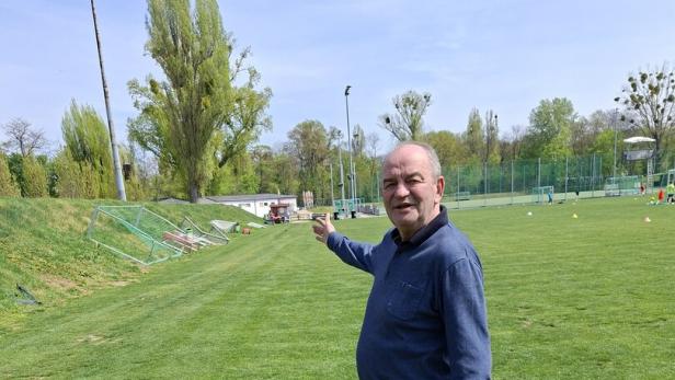 WAC-Platz: Prohaska zeigt auf die Kabine, in jene die Spieler 1945 bei Fliegeralarm flüchteten 
