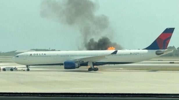 Delta plane suffers engine fire in Orlando Passagiere über Notrutsche aus brennendem Flugzeug evakuiert