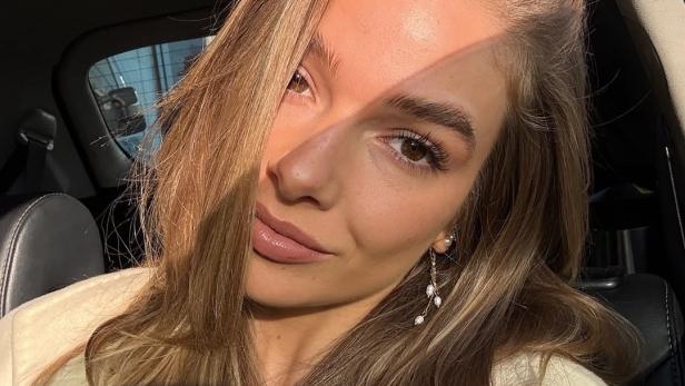 Lola Weippert posiert in einem Auto für ein Selfie