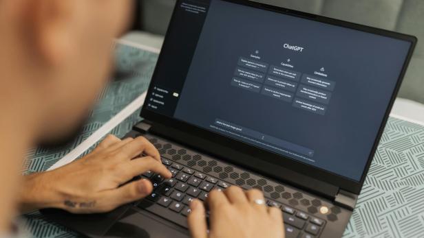 ChatGPT: Startseite des KI-Chatbots auf einem schwarzen Laptop