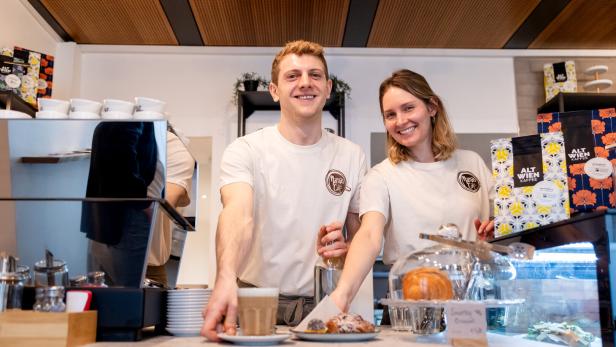 Zwei Angestellte von Mamas Café stehen hinter der Theke in Wien.