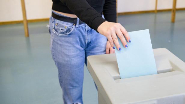 Wahllokal bei der Wahl in Wien: Wahlberechtigter gibt Wahlzettel in Urne