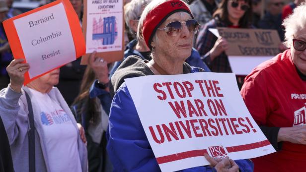 People gather for National Day of Action for Higher Education rally Wissenschaft gegen Trump: Mehr als 100 Unis kritisieren Hochschulpolitik