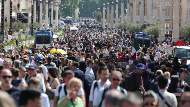 Catholic believers mourn following Pope Francis' death Rom rüstet sich für Pilgeransturm bei Trauerzeremonie