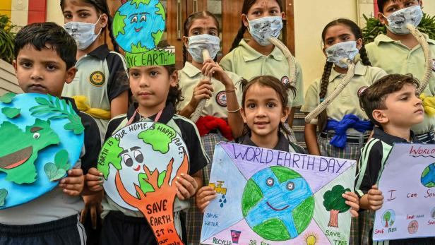 Kinder feiern den Earth Day