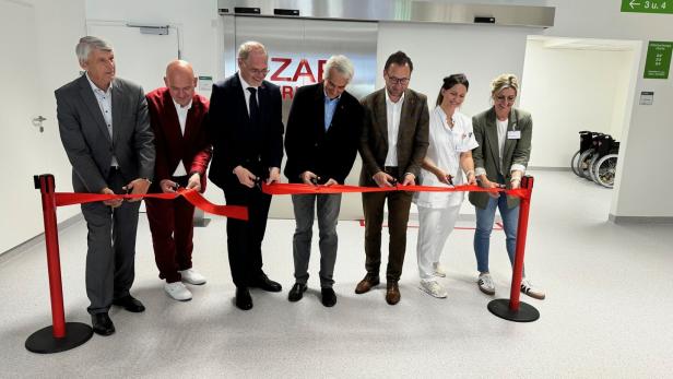 Vinzenz Knor (Bürgermeister Güssing), Markus Malits (kaufmännischer Direktor Klinik Güssing), Franz Öller (kaufmännischer Geschäftsführer Gesundheit Burgenland), Stephan Kriwanek (medizinischer Geschäftsführer Gesundheit Burgenland), Jürgen Dolesch (Landtagsabgeordneter, SPÖ), Isabella Laister (Stationsleitung ZAE) und Bianca Puntigam (Pflegedirektorin Klinik Güssing; v.li.) bei der Eröffnung der ZAE in Güssing.
