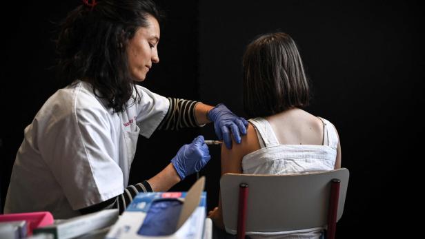 Eine Schülerin in Frankreich erhält die Impfung gegen Humane Papillomaviren (HPV).