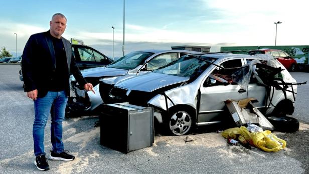 46-214708112 Hörlezeder mit Unfallwracks und Müll am A1-Pendlerparkplatz Oiden