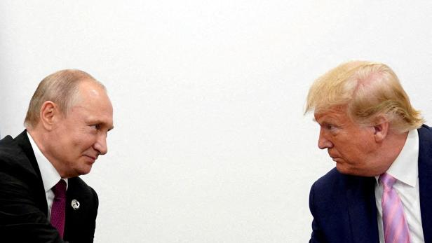 Donald Trump und Wladimir Putin bei einem G20-Treffen in Osaka 2019 Donald Trump und Wladimir Putin bei einem G20-Treffen in Osaka 2019