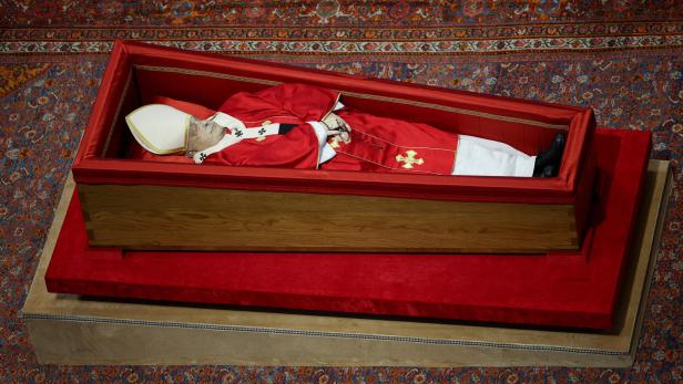 Papst Franziskus im offenen Sarg: Wie Verstorbene konserviert werden