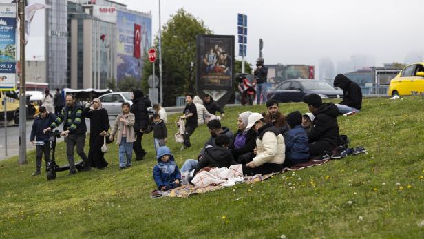 "Aus Panik aus der Höhe gesprungen": Starke Nachbeben in Istanbul