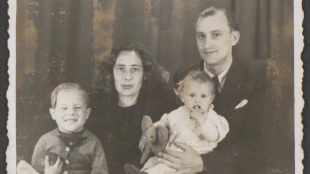 Rares Familienfoto: Peter Handke als Kind (li.) mit Mutter Maria, Halbschwester Monika und Stiefvater Bruno Handke, Mai 1948. 