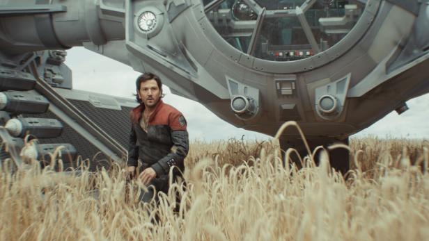 Ein Rebell im Kornfeld: Cassian Andor (Diego Luna) fliegt im gekaperten imperialen TIE-Abfangjäger dem Serienfinale entgegen.